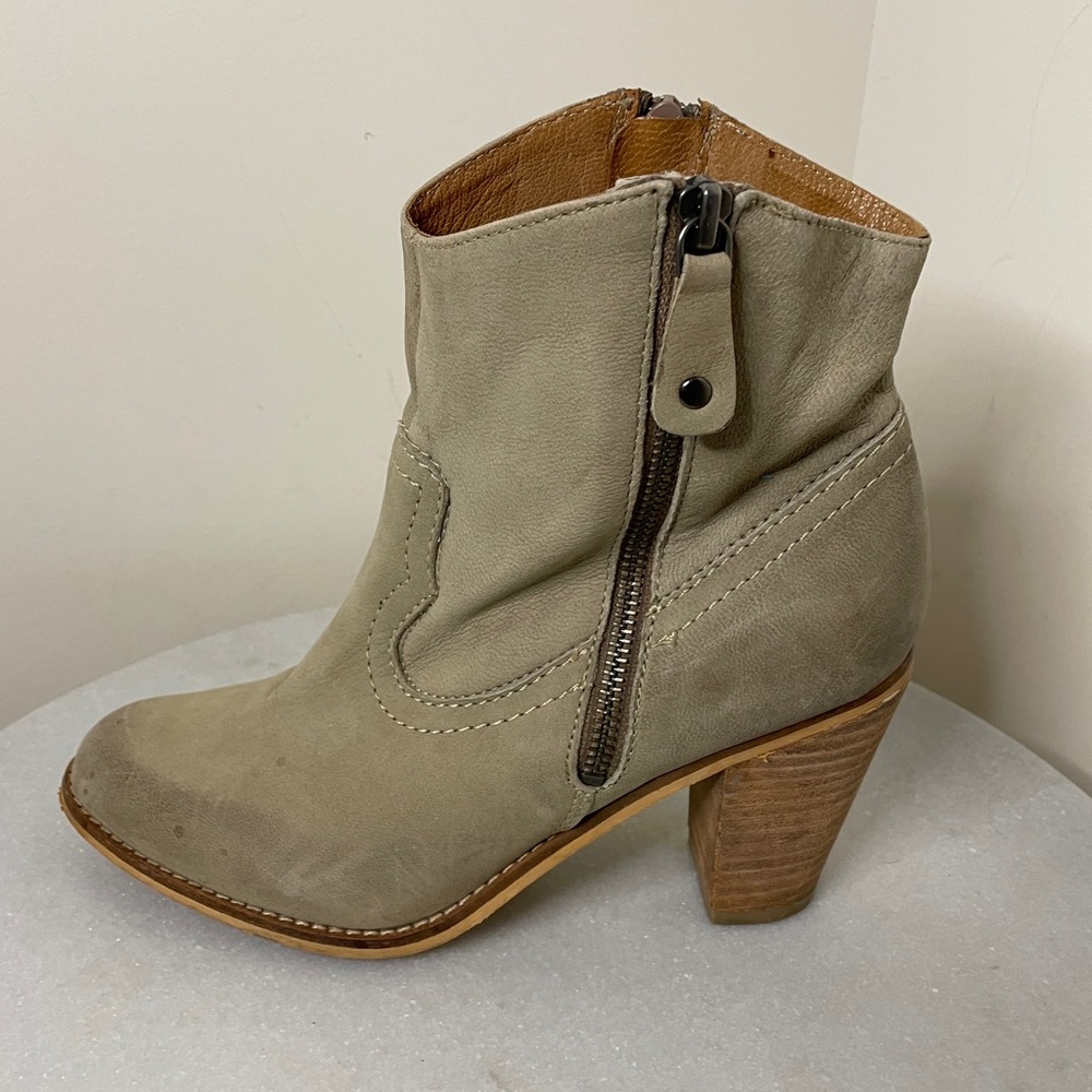 Rebels Leather Ankle Boots Light Gray Western Style Women’s Sz 8.5 Stacked Heel